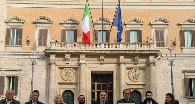 Bollette:protesta Alleanza Verdi Sinistra davanti a Montecitorio