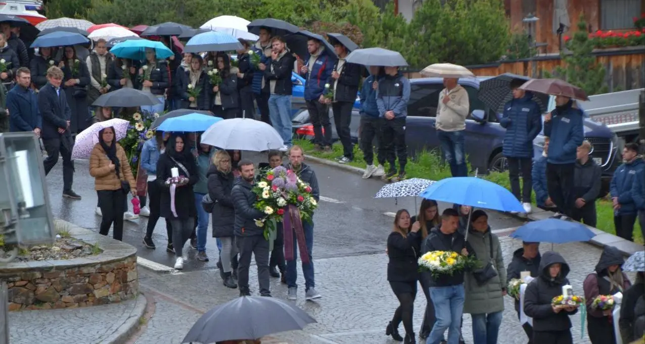 Ultimo, una folla commossa per l’addio ad Anna Seebacher