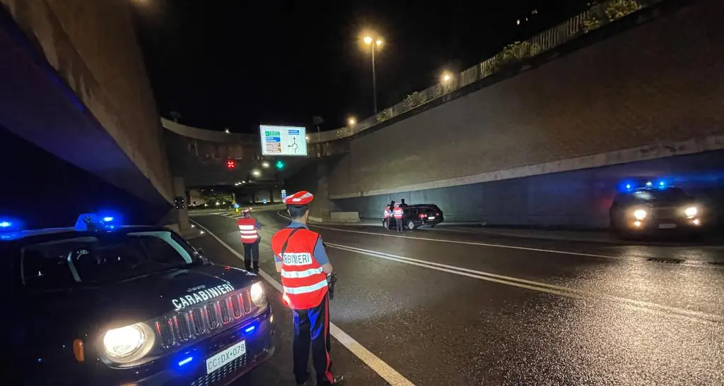 In auto pistole, tirapugni e un manganello senza alcuna licenza: arrestato un uomo a Merano