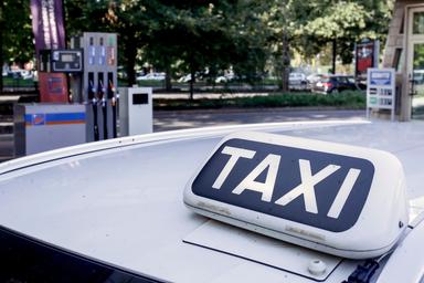 Lunedì protesta taxi al Mef contro il caro carburante, minacciano stop