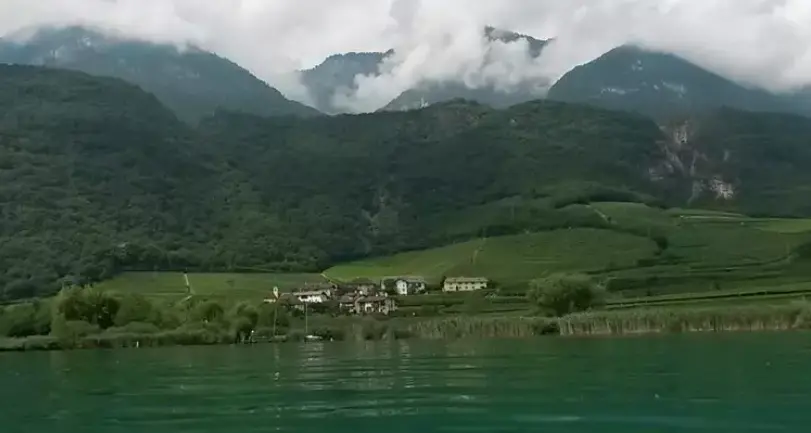 La battaglia per il lago di Caldaro: «Quasi 7mila firme per avere una spiaggia libera»