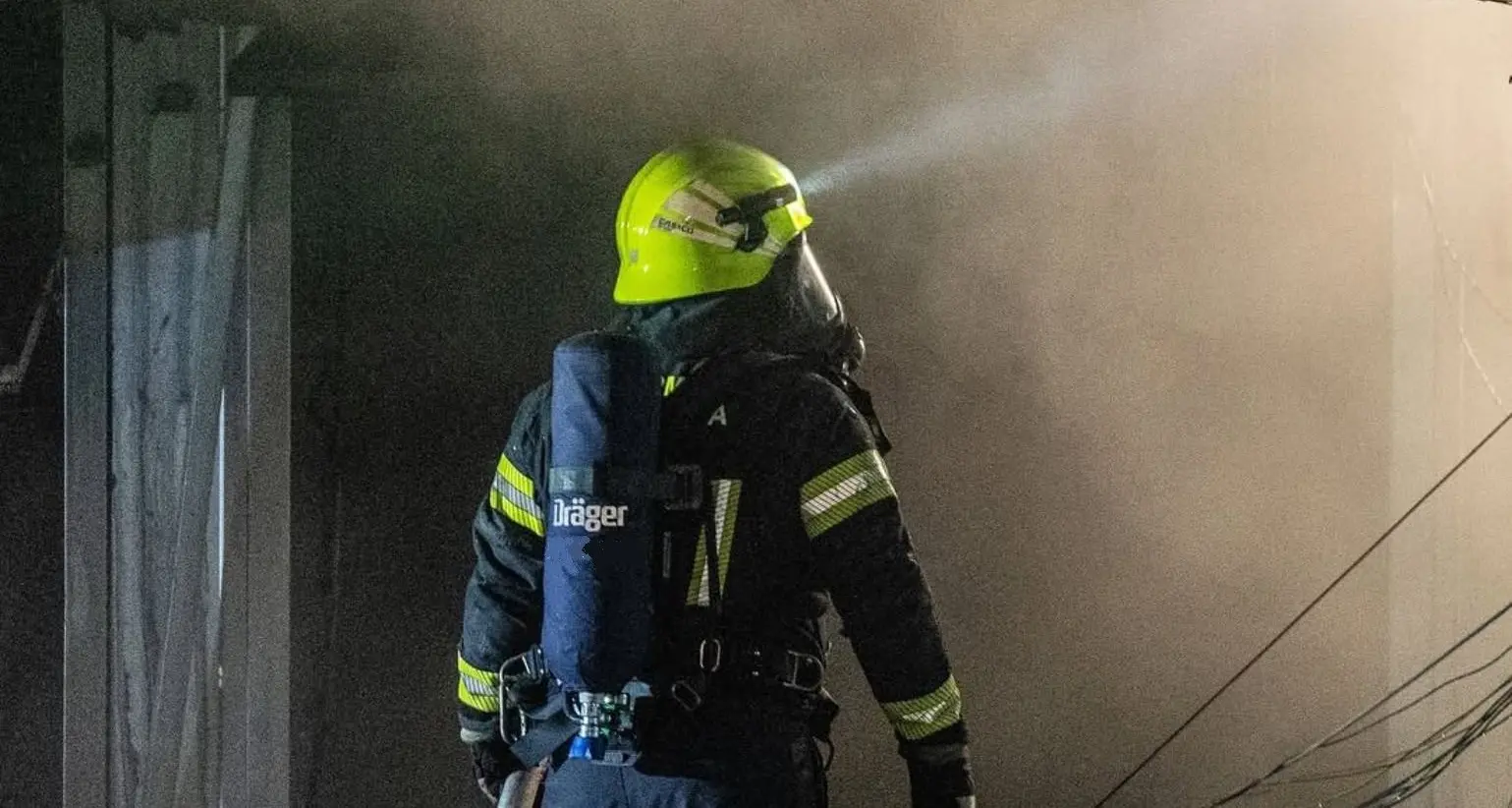 Capodanno di fuoco a Coldrano: garage in fiamme, un’auto distrutta e tre feriti lievi