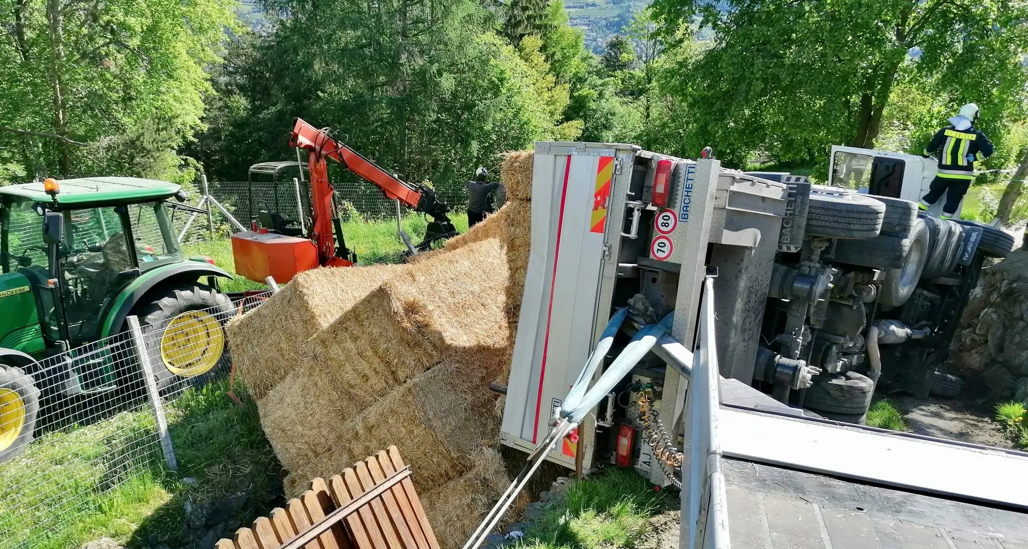 Bressanone, si ribalta il camion carico di fieno: un morto