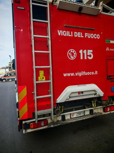 Giovane precipita per 15 metri e muore in piazza Gae Aulenti a Milano