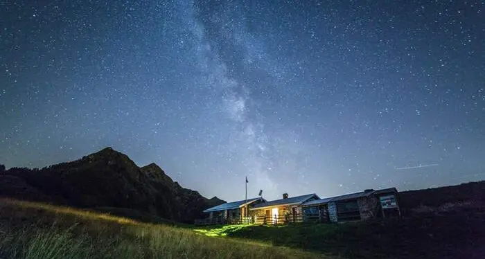 Scie luminose e stelle candenti, la magia dello stargazing