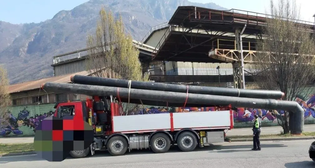 Bolzano, trasporto irregolare: patente ritirata al camionista