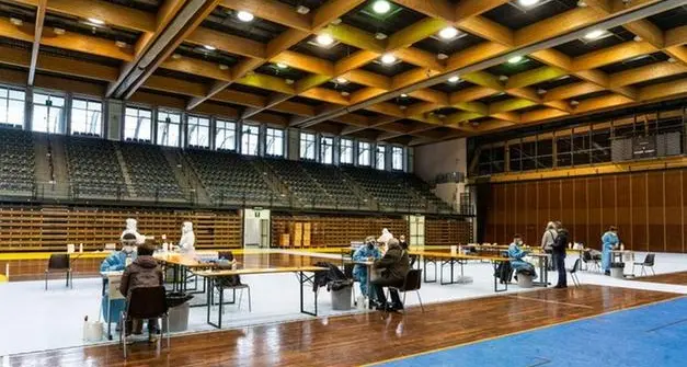 Tamponi, si cambia: a Bolzano dal 5 maggio tutti al Palaonda
