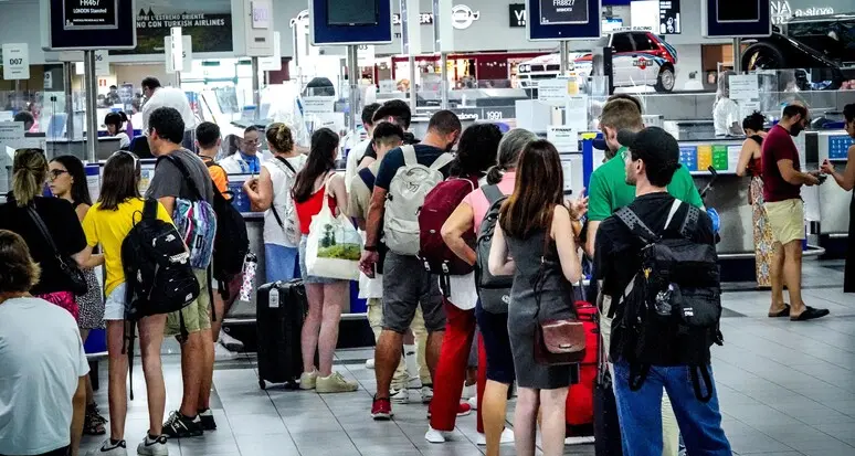 Viaggiatori, in estate truffe e raggiri sono in agguato: ecco come difendersi