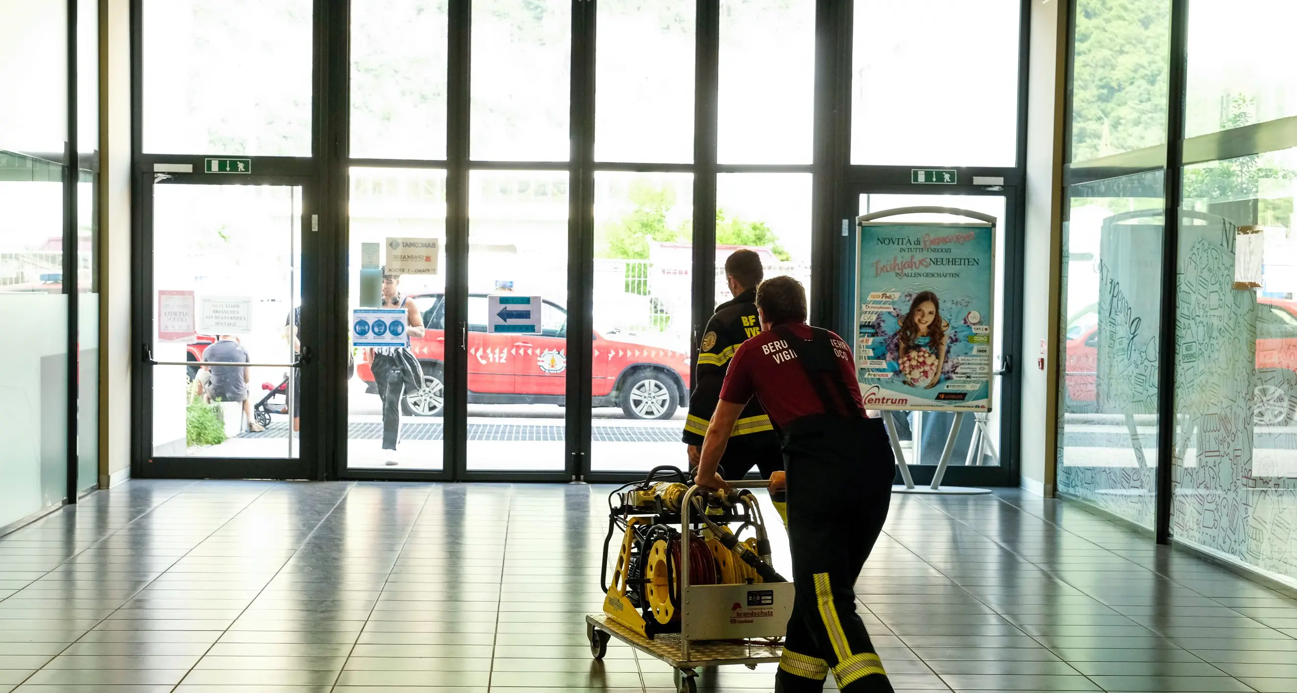 Bolzano, bimba resta incastrata con il piede in un gioco del Centrum: intervengono i vigili del fuoco
