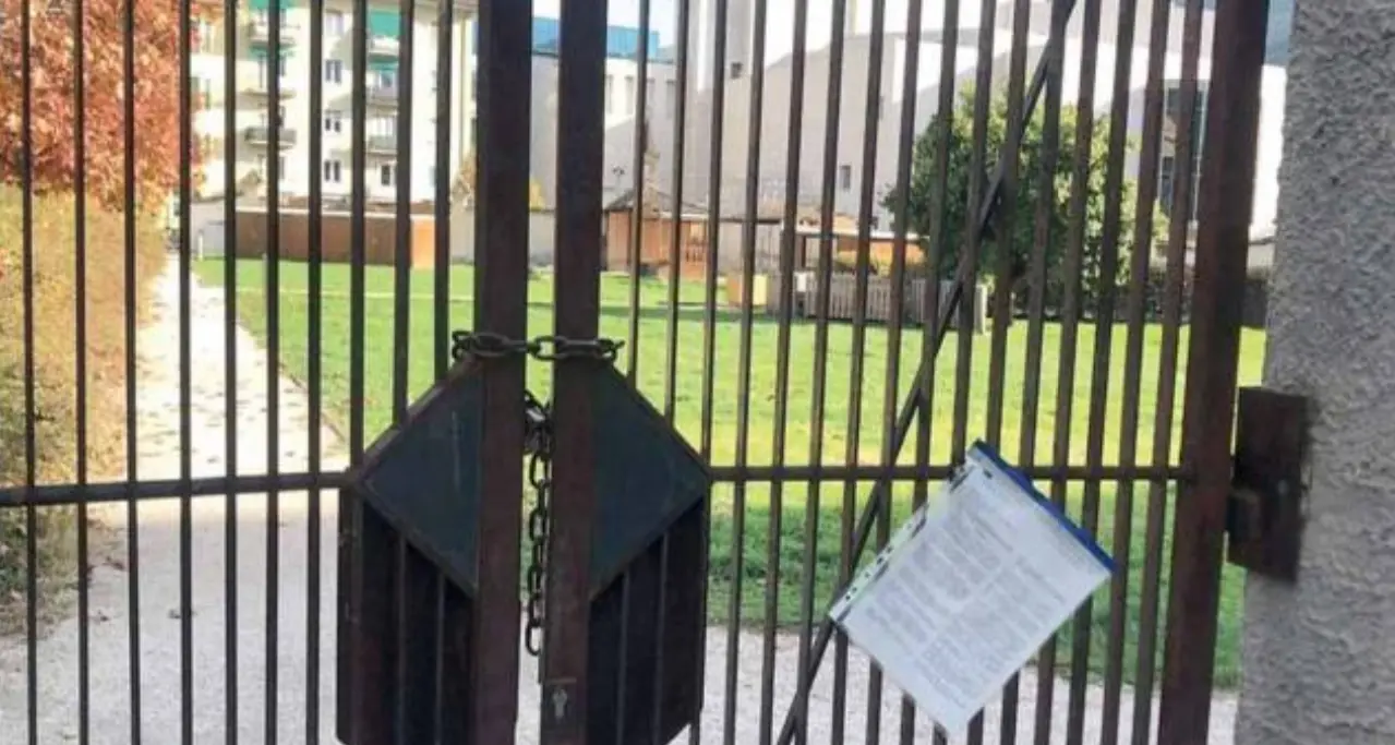 Sbarrato il parco dei Cappuccino: di giorno guardie giurate all’entrata