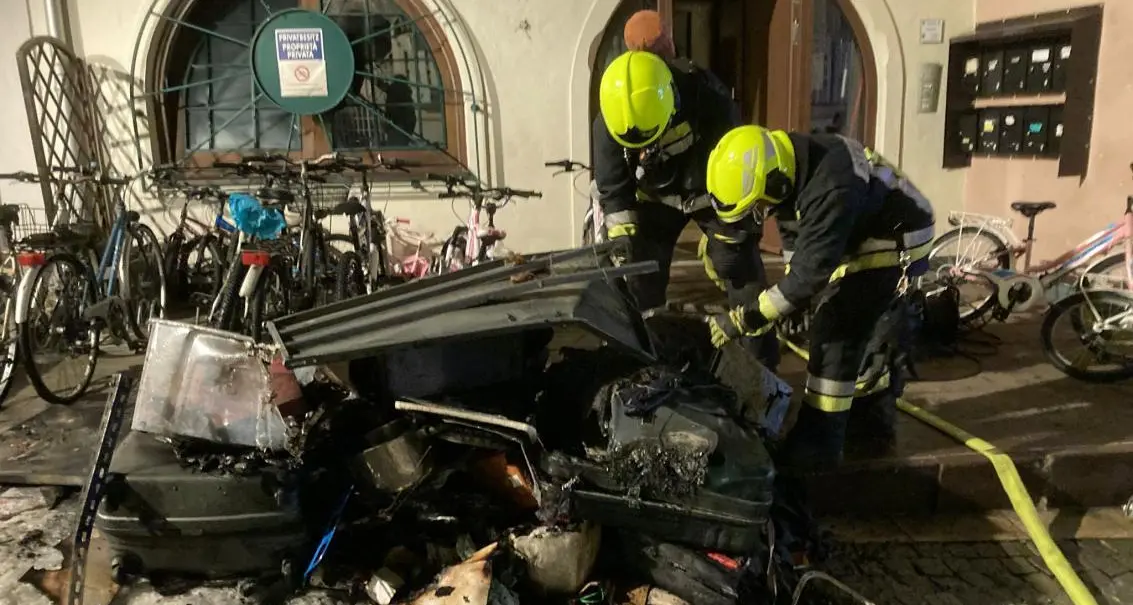 Palazzo a fuoco in centro a Vipiteno, 39 persone evacuate