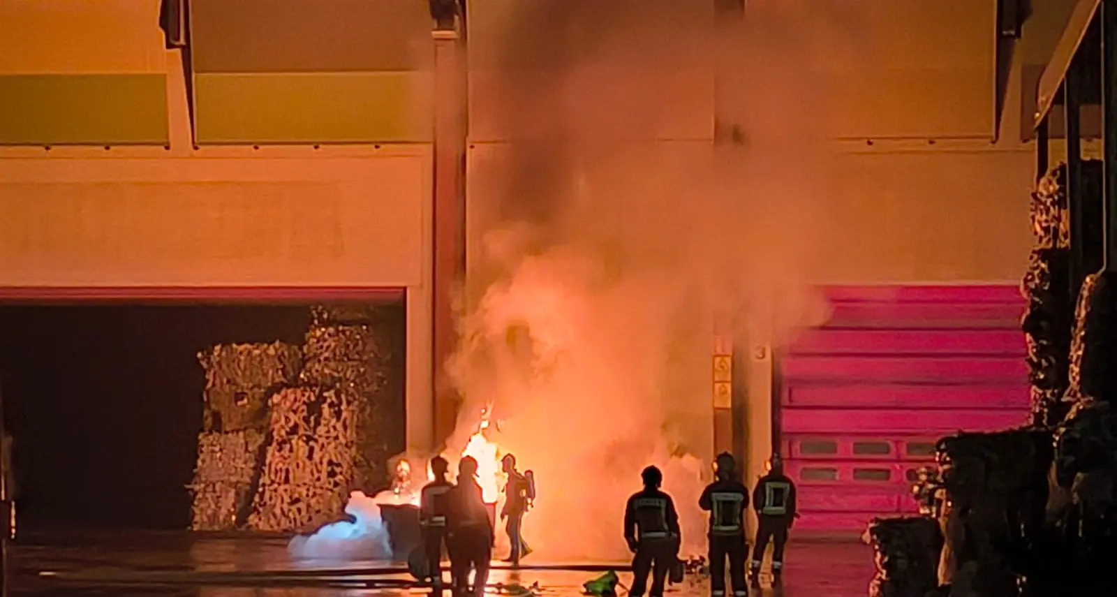 Egna, incendio all’alba in un’azienda di rifiuti: a fuoco due container