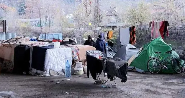 Bolzano, tensioni nello sgombero dei senzatetto in Viale Trento