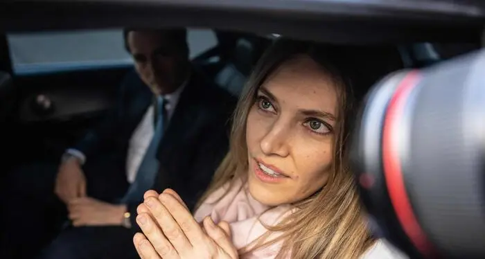 Eva Kaili è uscita dal carcere dopo oltre 4 mesi, ora è ai domiciliari con il braccialetto elettronico