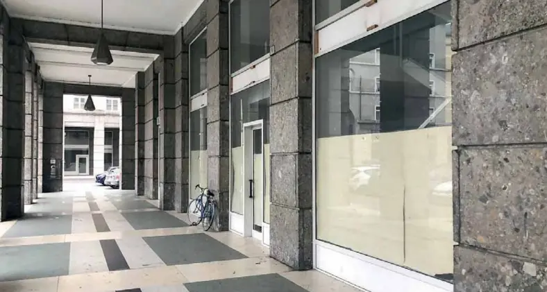 Piazza Vittoria, la lenta agonia: molti negozi chiusi, si teme il degrado