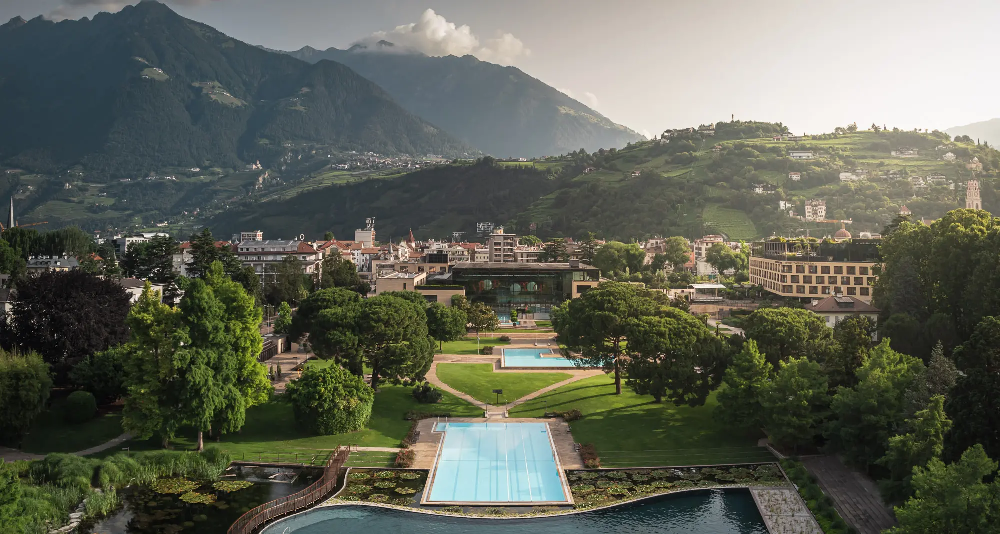 Merano, riapre il Parco delle terme: l’estate è in città tra piscine, verde e relax