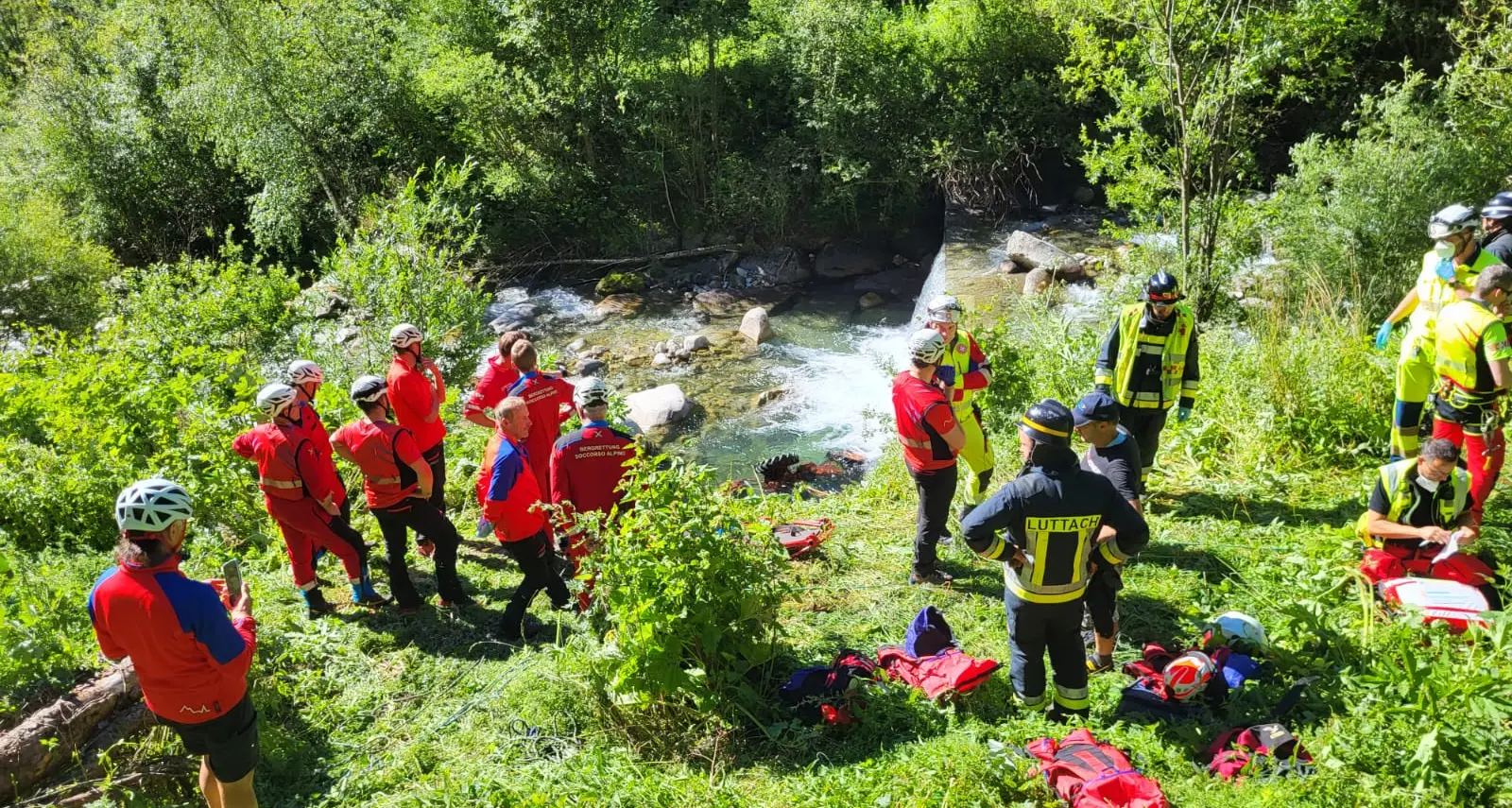 Cade dal trattore e finisce nel torrente, tragico incidente in Valle Aurina