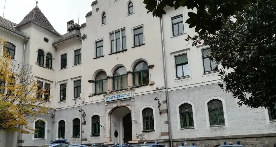 Merano, trentenne picchiata, minacciata e perseguitata sui social: arrestato il compagno