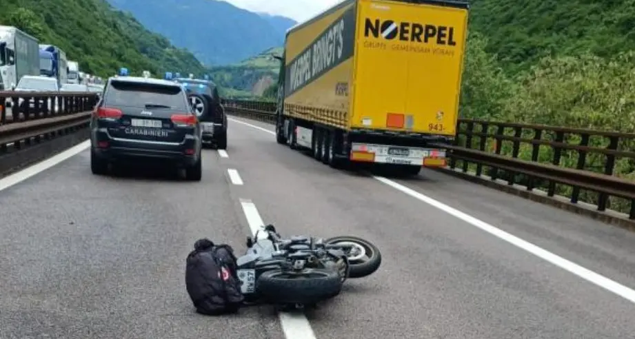 Incidente stradale sull’A22, soccorso un motociclista ferito gravemente