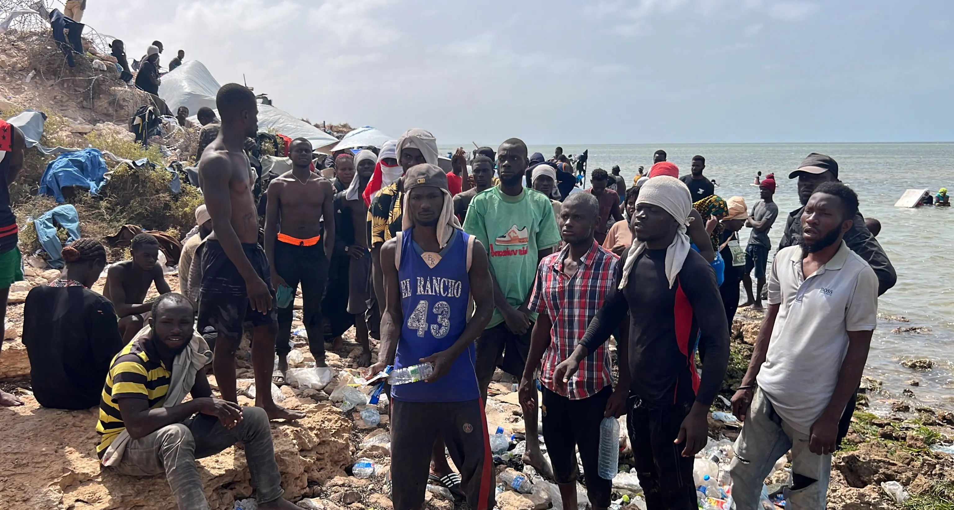 Tunisia: agenti distruggono barchini, migranti li attaccano
