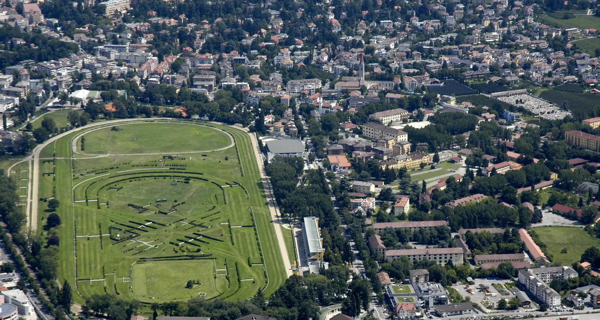 Merano: colpito al petto da un calcio del cavallo, allenatore salvato all’ippodromo