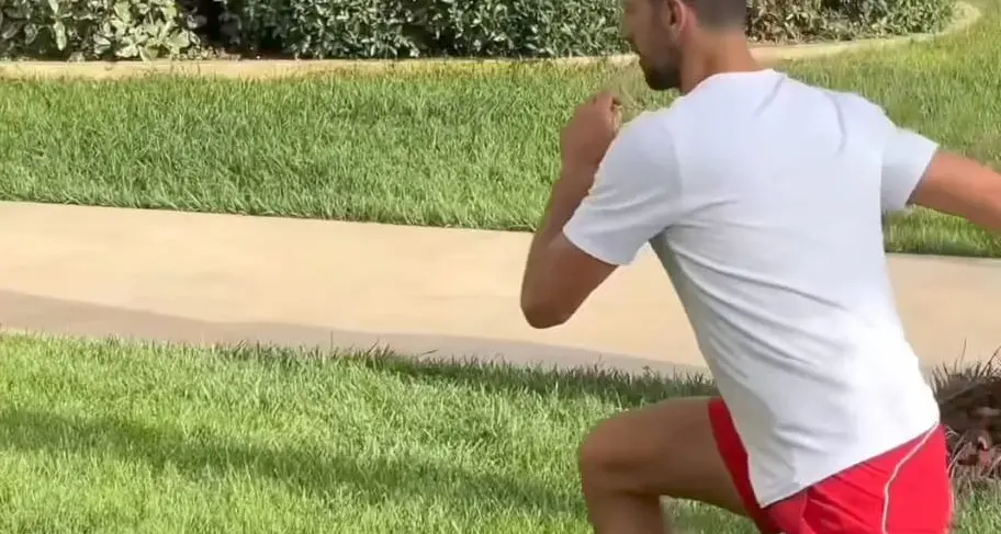 Djokovic torna ad allenarsi a due settimane dall’operazione al ginocchio: «Tennis mi sei mancato»