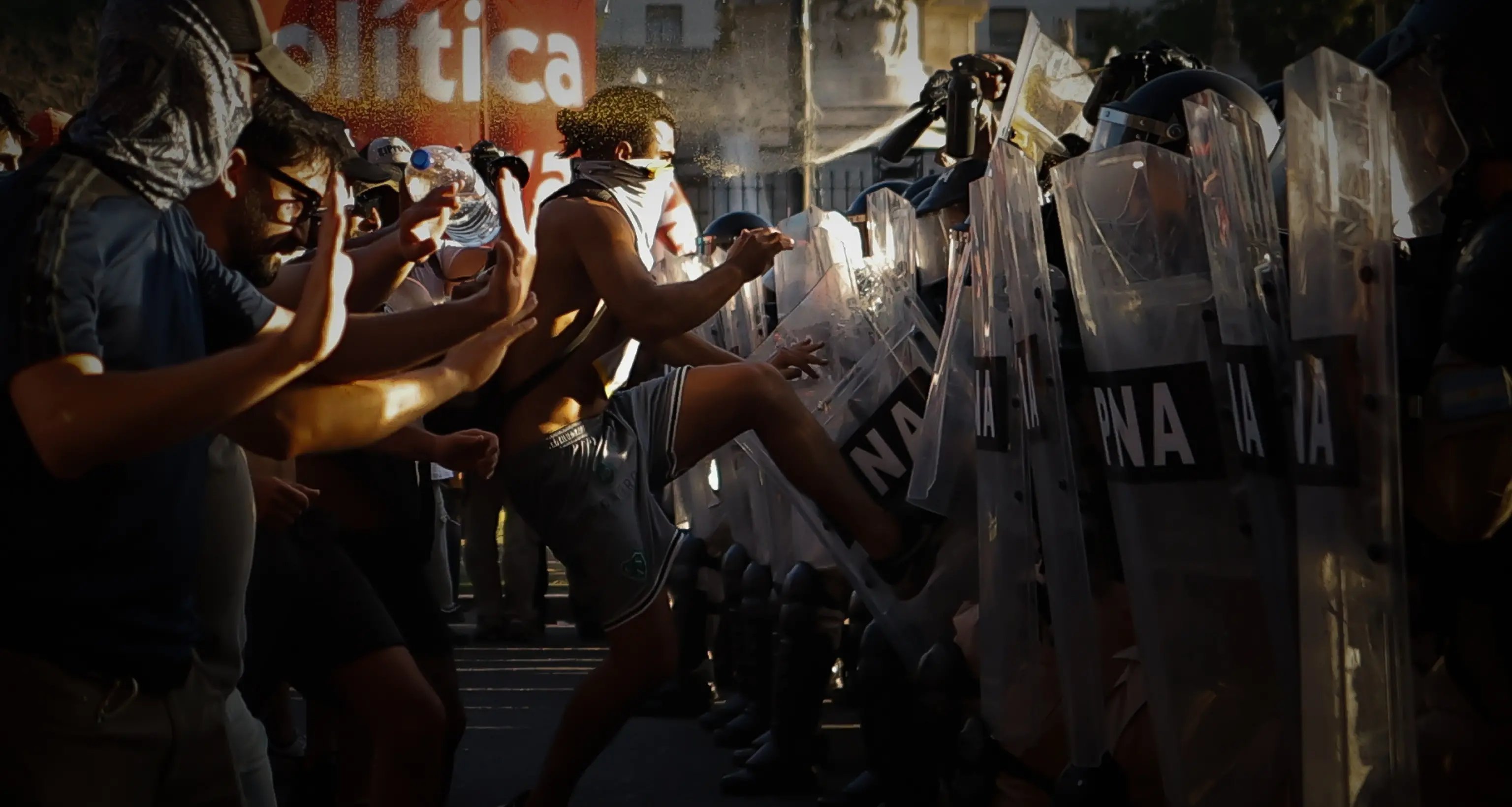 Argentina: scontri polizia-manifestanti, intervento deputati