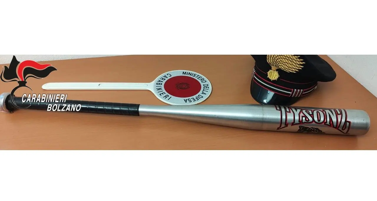 Lagundo, guida con un tasso alcolemico oltre il limite e una mazza da baseball in auto: denunciato
