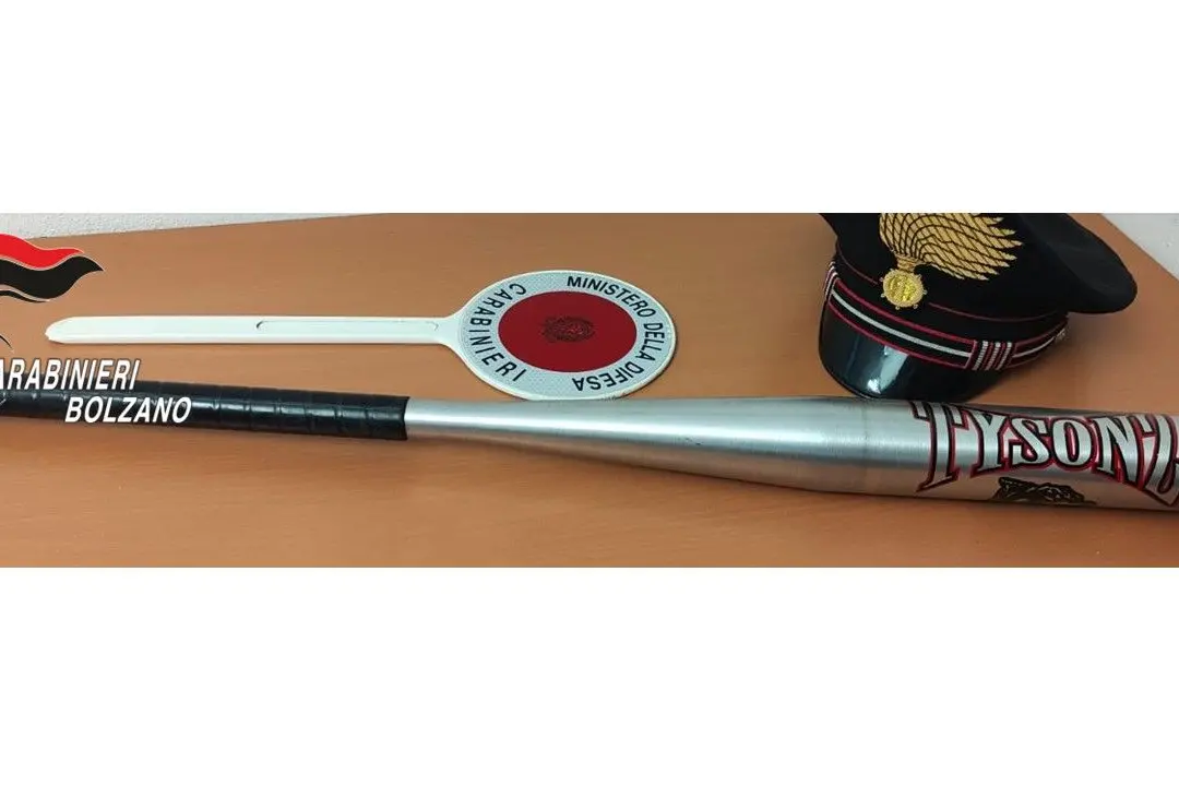Lagundo, guida con un tasso alcolemico oltre il limite e una mazza da baseball in auto: denunciato