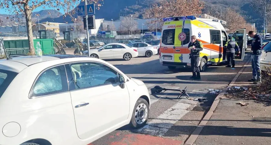 Bolzano, travolge monopattino sulle strisce: grave un giovane, era senza casco