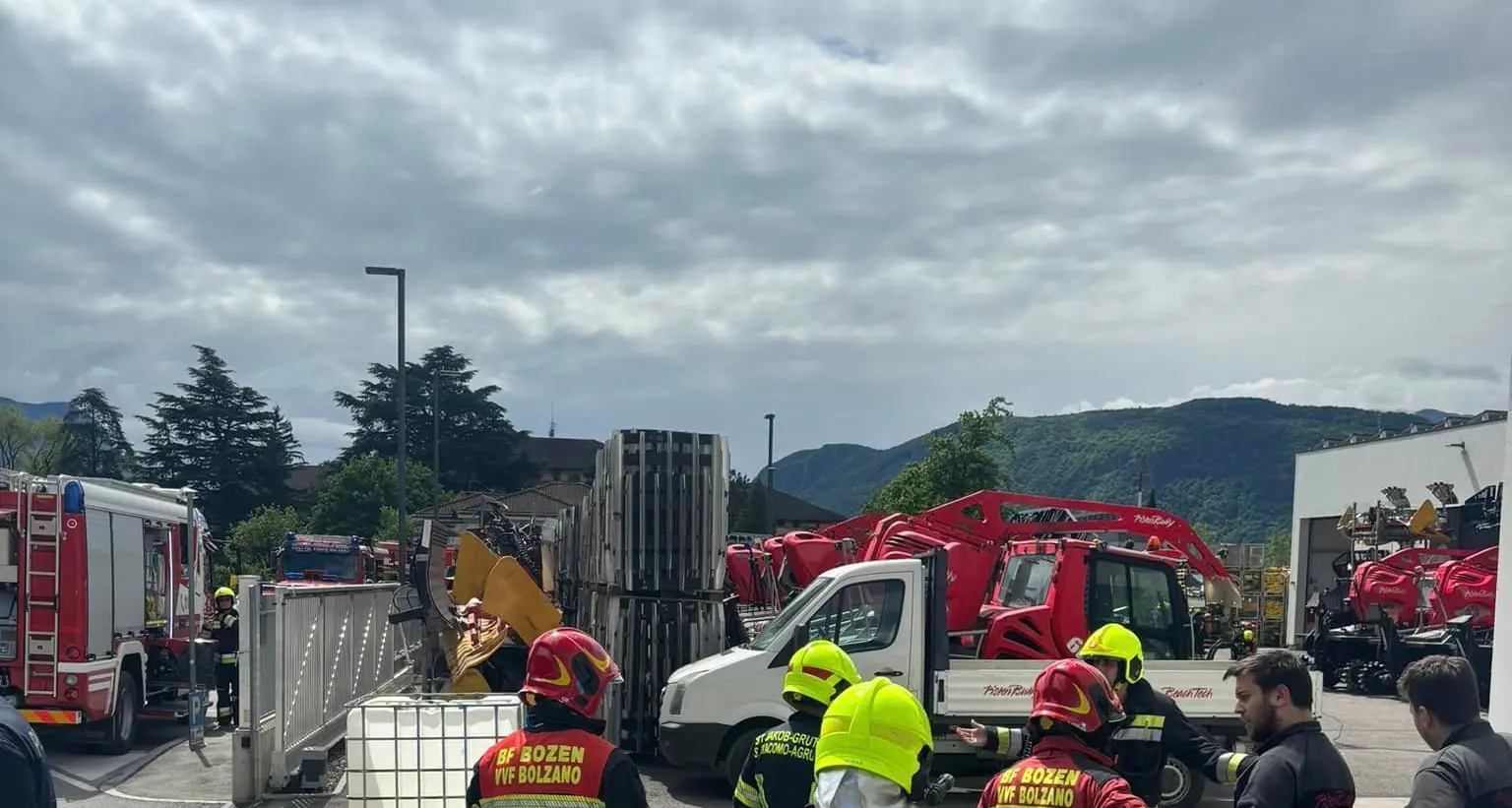 Bolzano, intervento dei vigili del fuoco per un allarme chimico in zona industriale