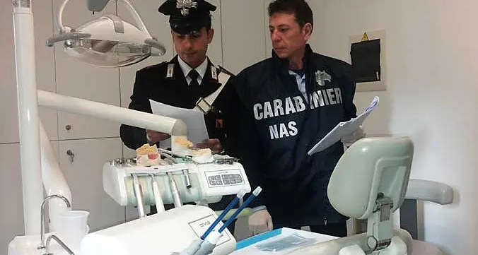 Assistente non vaccinata a Bolzano: nei guai lei e l’odontoiatra. E anche l’attivista “no vax”