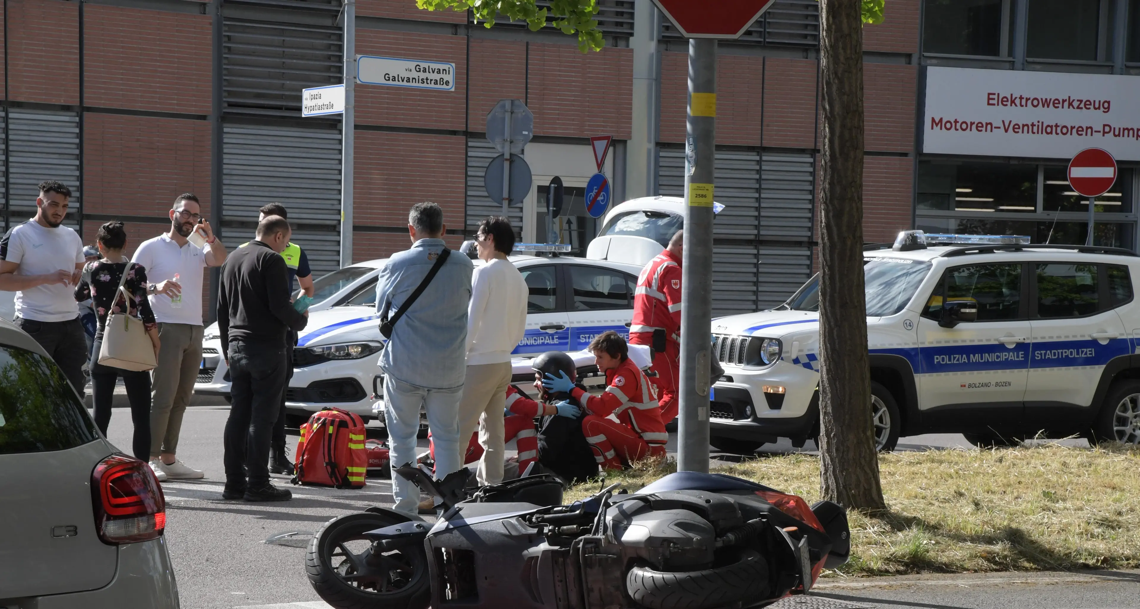 Si schianta con lo scooter contro una macchina