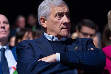 Tajani, 'con le banche servono prudenza e dialogo, no alle scelte imposte'