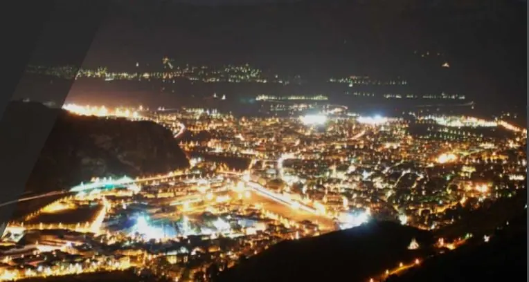 La città fa i conti con la luce. Installati sensori in centro