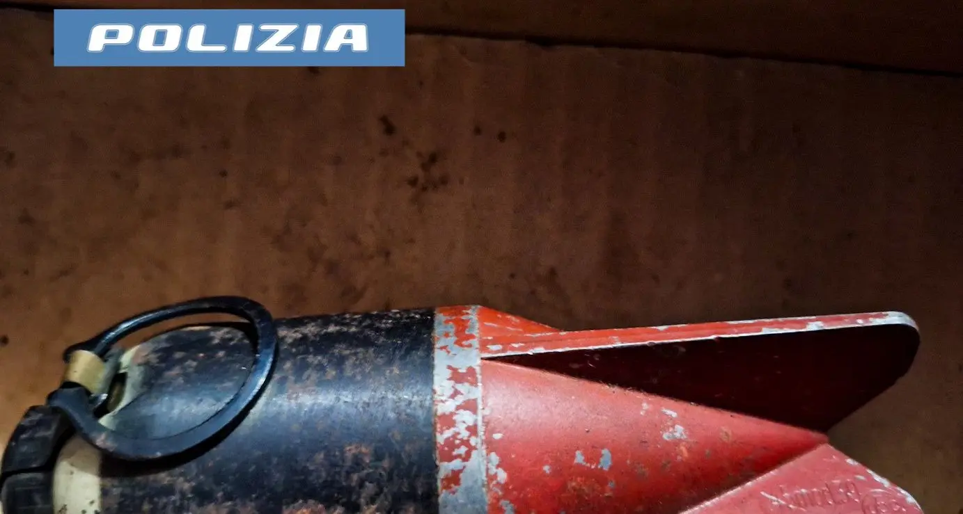 Riordina la soffitta dell’anziana mamma e trova una granata e due pistole
