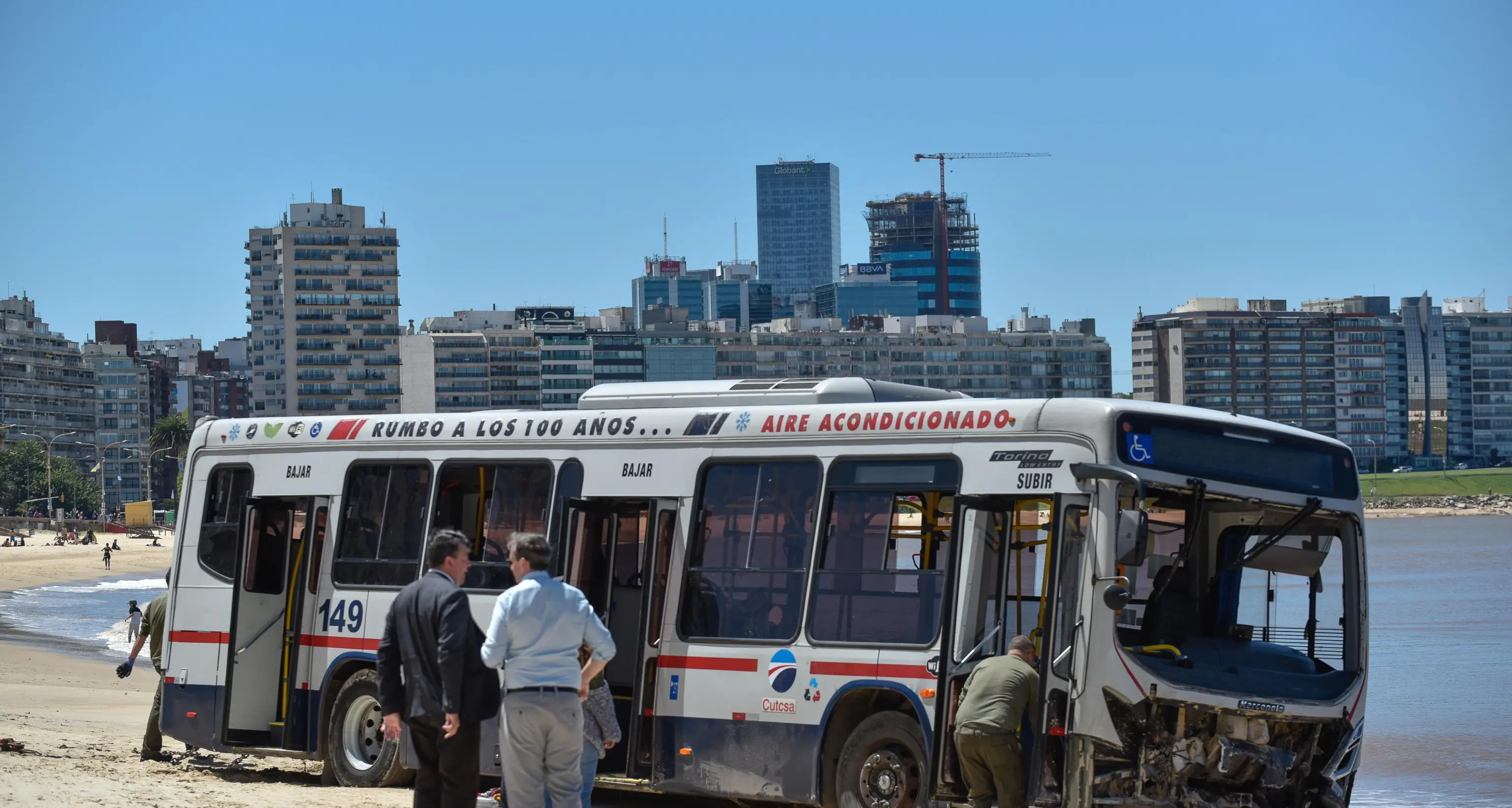 Uruguay: bus fuori controllo finisce sulla spiaggia, 16 feriti