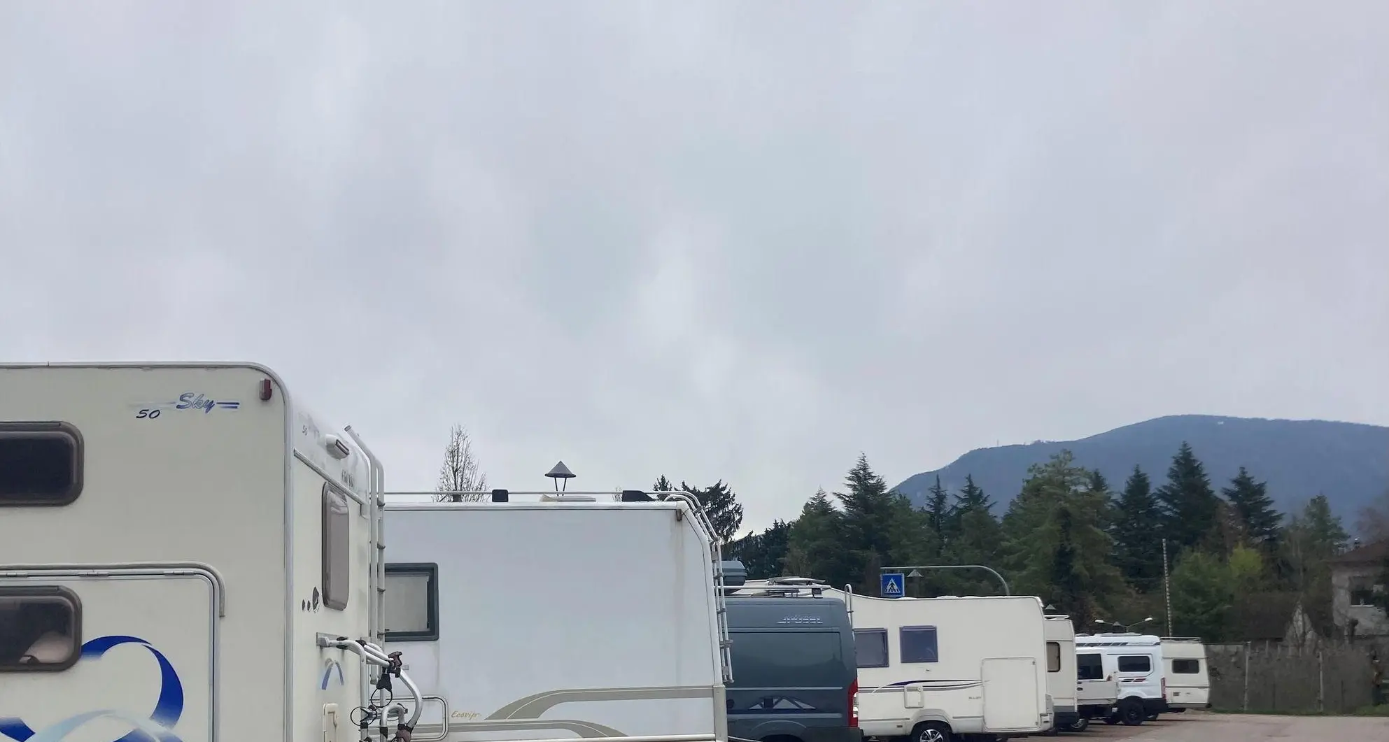 Camper in sosta per settimane, monta la protesta ad Appiano: il caso finisce in consiglio comunale