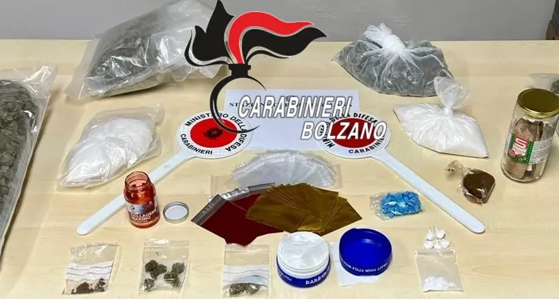 Droga nell’auto e in casa, i carabinieri arrestano una ventisettenne