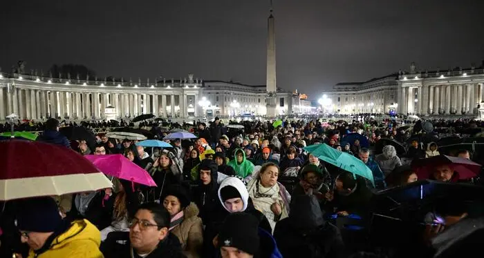 Il papa in lieve miglioramento: non ha più crisi asmatiche