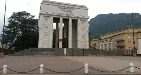 Blitz davanti al monumento della Vittoria a Bolzano la sera del centenario della marcia su Roma
