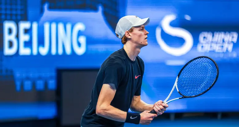 Jannik Sinner in campo contro Jarry: difende il titolo di Pechino