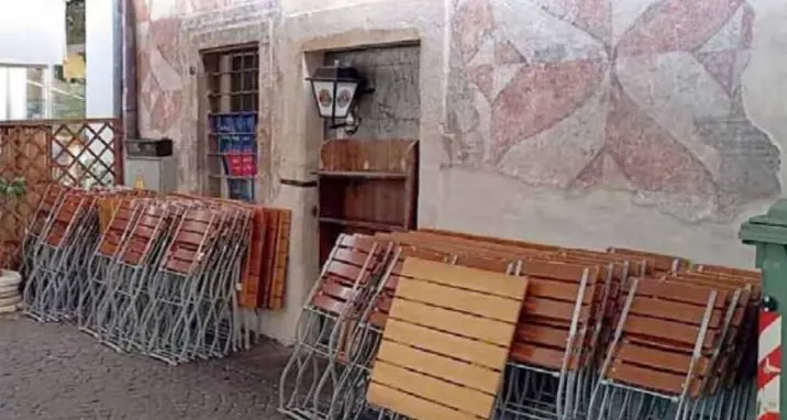 I tavolini di bar e ristoranti nel mirino del Comune: milte salate a chi non li leva