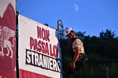 A Pontida le magliette pro e contro Salvini, 'sempre con lui', 'si dimetta subito'