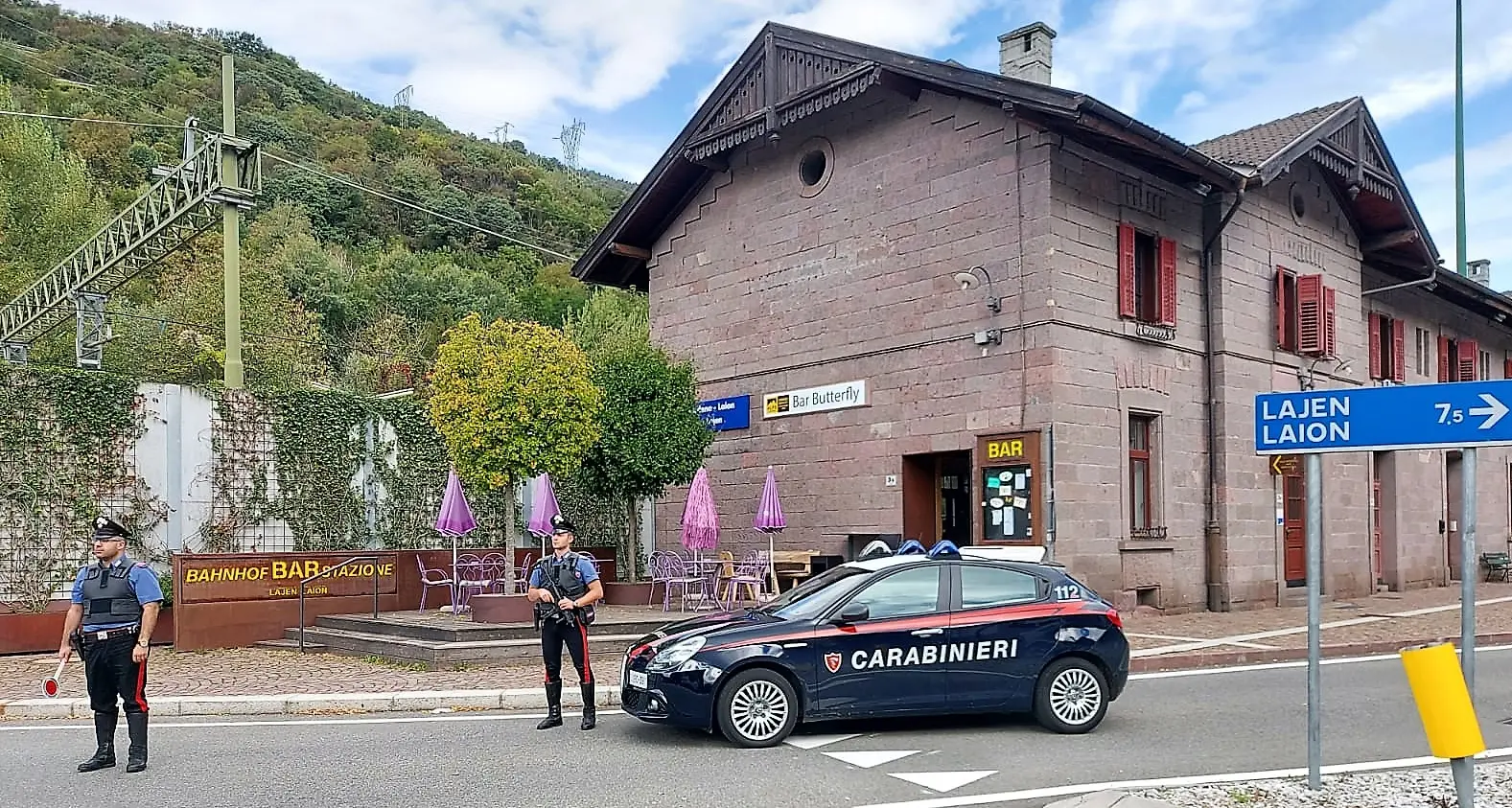 Ponte Gardena, finestra della stazione rotta con un sasso: denunciato un 26enne