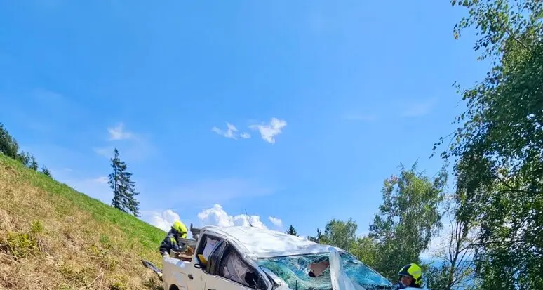 Val d’Ultimo, il pickup esce di strada e cade per cento metri in un pendio: due feriti