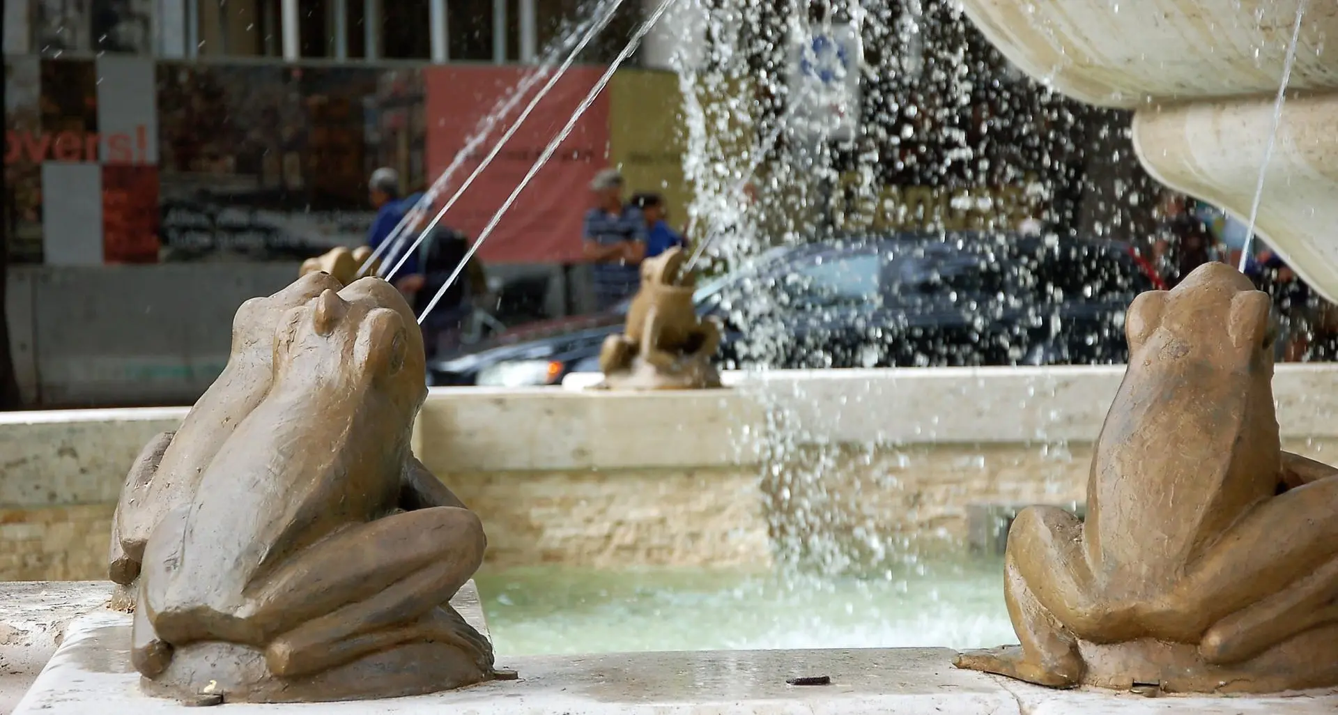 Concluso il restauro, la Fontana delle Rane torna a risplendere