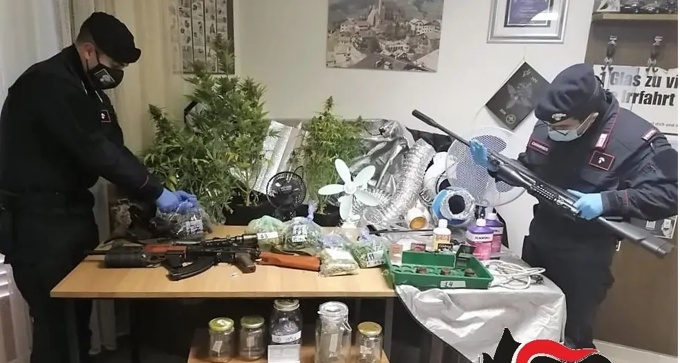 Droga e armi, denunciato un 32enne di Lana