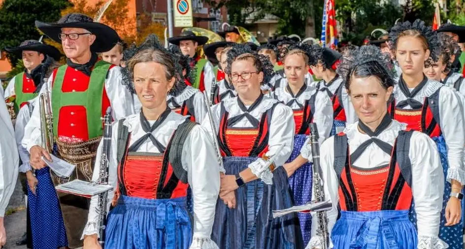 La Val d’Ultimo omaggia le donne in costume tipico