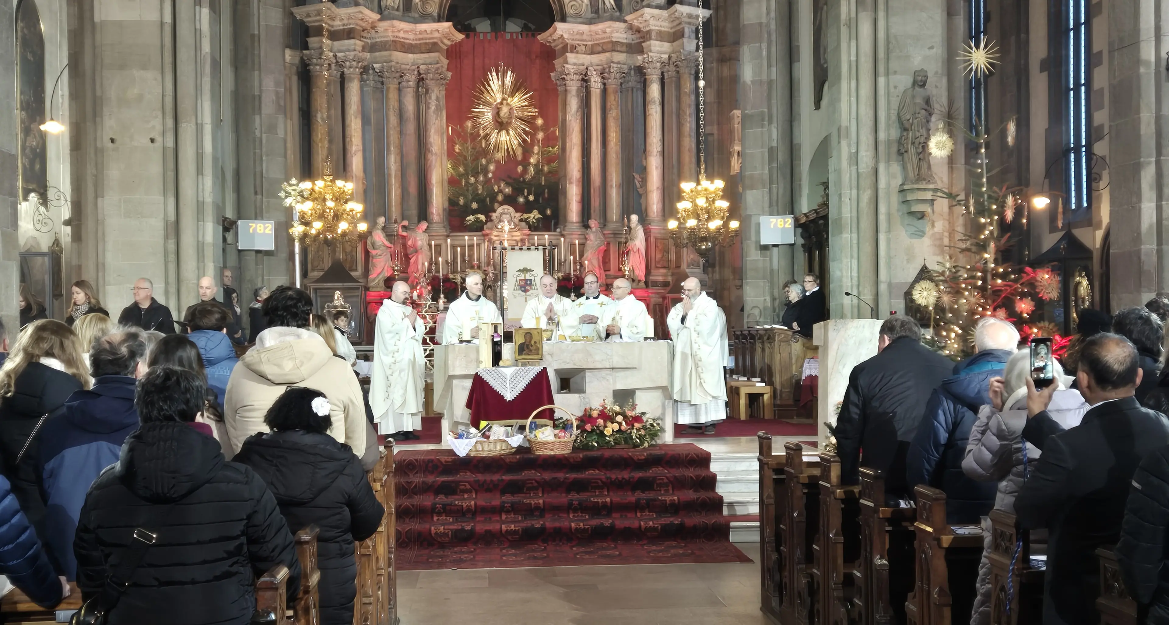 La messa in Duomo del vescovo Muser: «Diamo speranza a chi ne ha poca: i poveri, i malati, le persone sole, gli anziani»